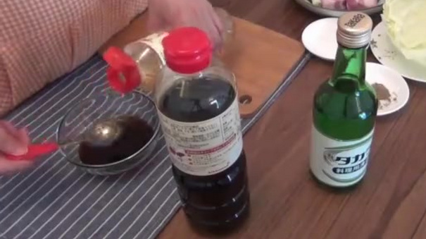 卷心菜烧肉的做法。